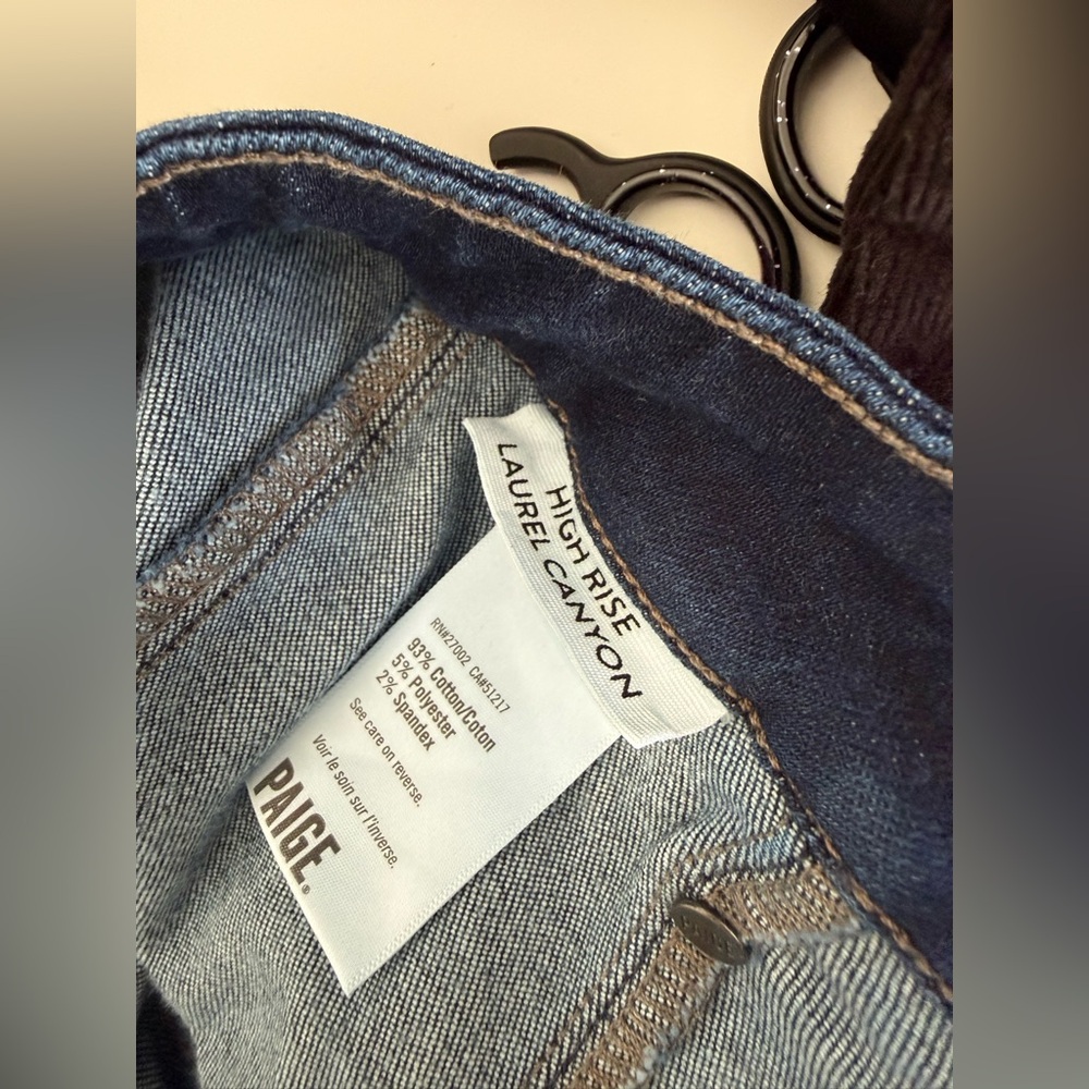 PAIGE JEANS Hr Laurel Canyon Wlt Flap Pkt
Jean Size 23 - Picture 10 of 14
